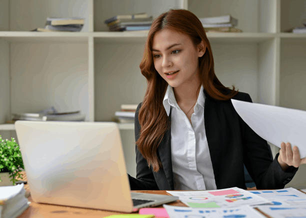 Translator providing USCIS certified translations for immigration documents in Miami, ensuring compliance with requirements.