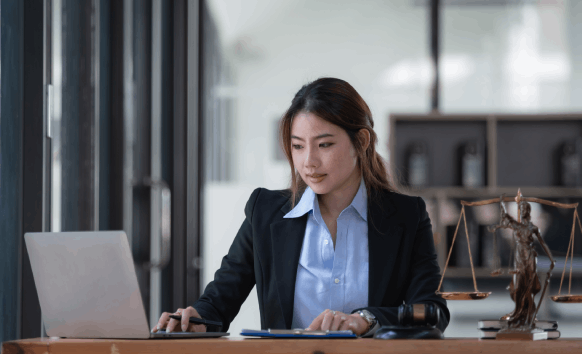 Lawyer in Miami using certified and precise translations for legal documents and court filings with accuracy.