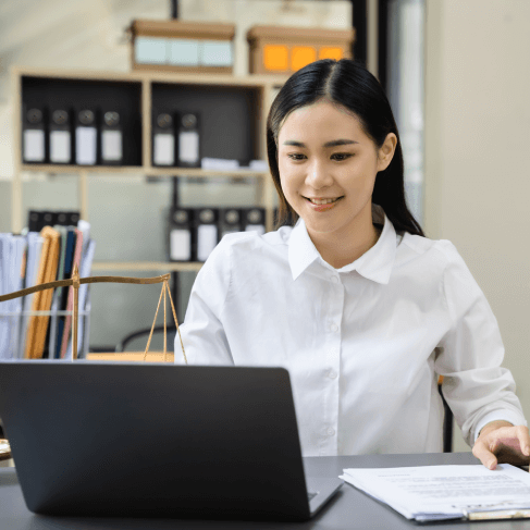 Lawyer using Divorce Certificate Translation Services in Miami with sworn and notarized options with accuracy.