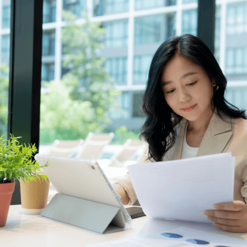 A project manager edits a Spanish proposal on a laptop, using Spanish Translation Services in Miami for legal and business.